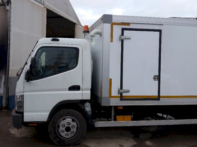 vakuumnaya kombinirovannaya mashina na shassi mitsubishi fuso canter